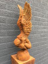 Ange à genoux - ailes levées - pierre - 75 cm - oxyde